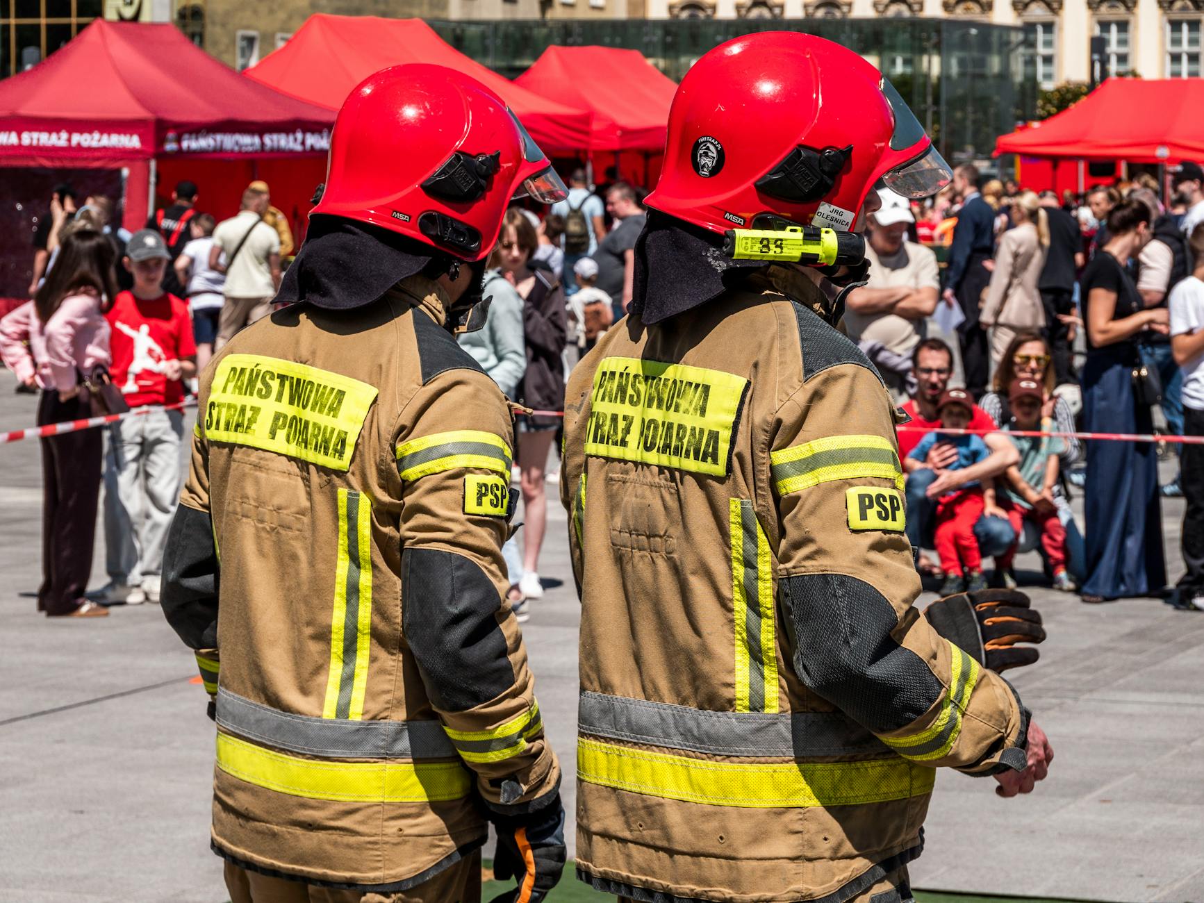 Grupa strażaków w akcji podczas gaszenia pożaru w Giżycku - oferta pracy w KP PSP Giżycko