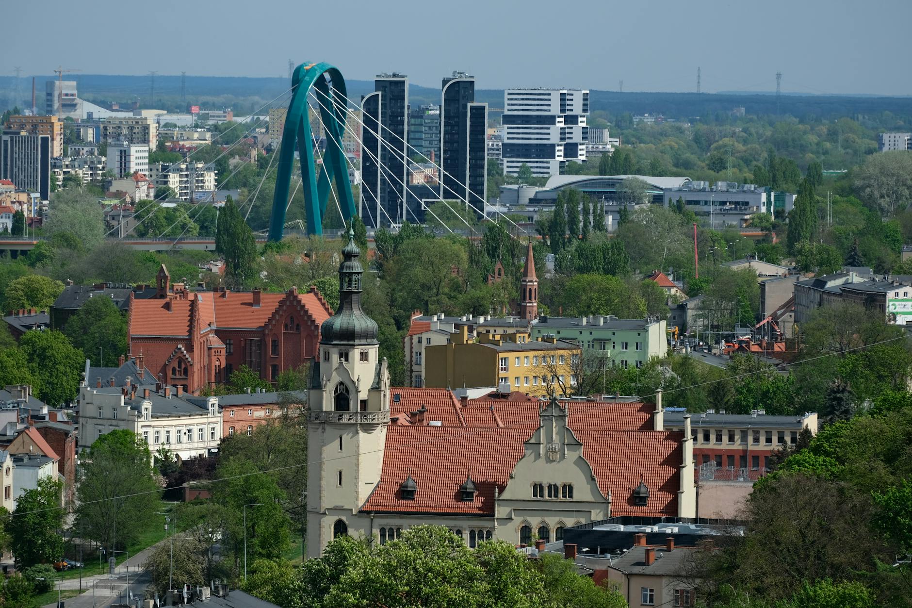 Widok na jezioro Niegocin i port w Giżycku z górującą nad nim wieżą ciśnień.
